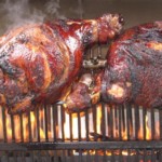 Des jambons en train de cuire à la broche.