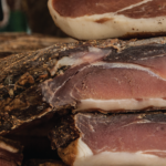 Charcuterie fumée De la charcuterie fumée par votre traiteur à domicile, Gril Arts et Terroir.