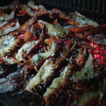 Homards grillés au sarments de vigne Demi-homards en train de griller au barbecue, cuisinés par Xavier Savignac, de Gril' Arts et Terroir.
