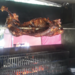 Méchoui d'agneau Méchoui d'agneau, en pleine cuisson.