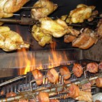 Des poulets entiers en train de griller sur la rôtissoire de Gril Arts et Terroir.