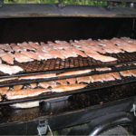 Saumons grillés Du saumon en train de cuire sur le gril de Gril Arts et Terroir.